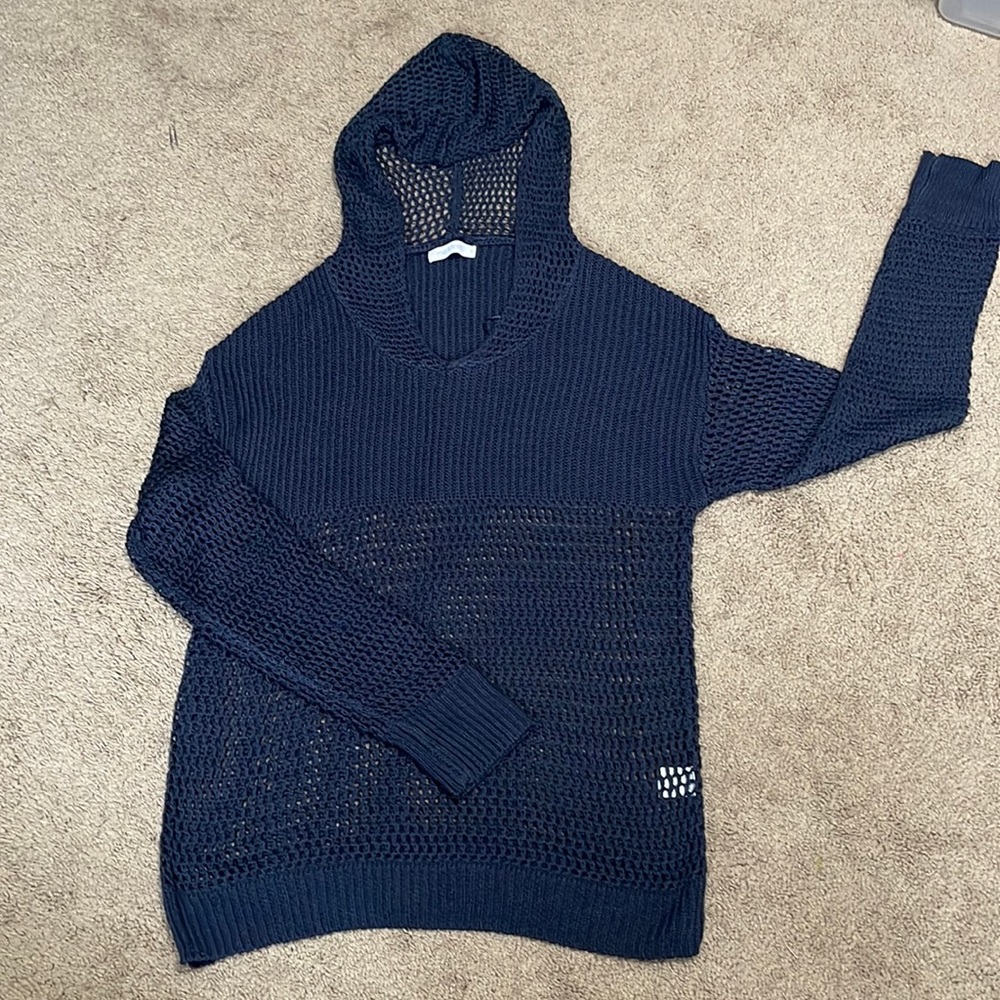 mia & tess navy blue crocheted knit sweater with hood or used as a cowl. Size L